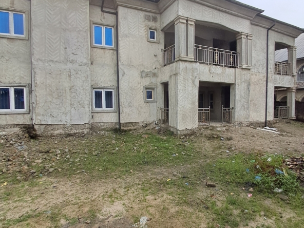 4 units of 2 bedroom with 2 bedroom duplex.
