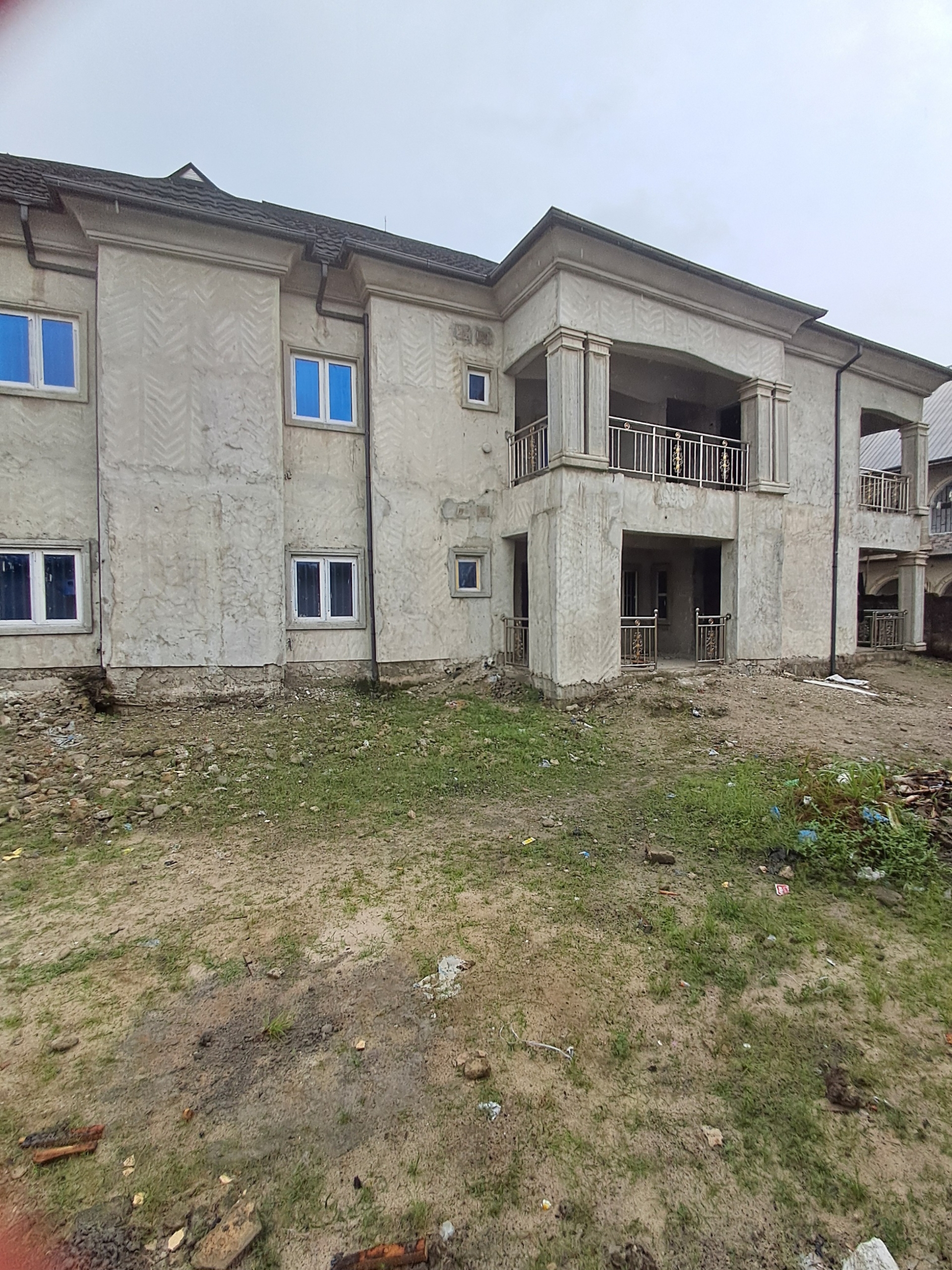 4 units of 2 bedroom with 2 bedroom duplex.